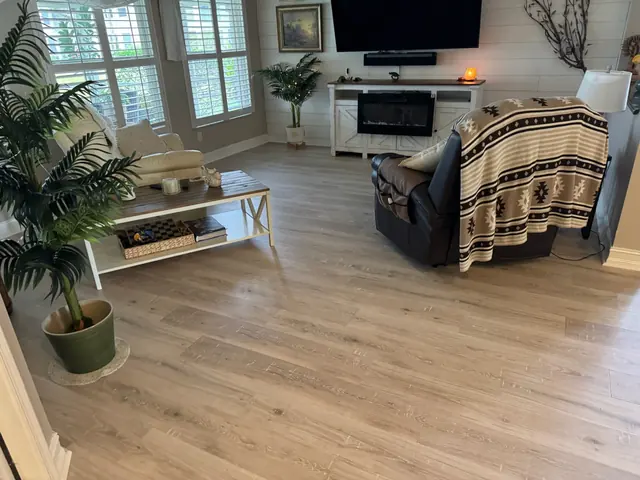 Sala com piso vinílico cor carvalho claro instalado pela Rauen Floor