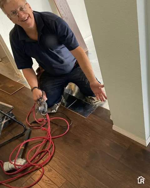 Sandro Rauen instalando um piso de madeira