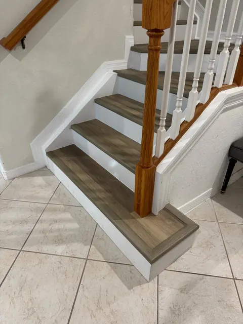 Rounded bottom step finished in gray oak-look vinyl