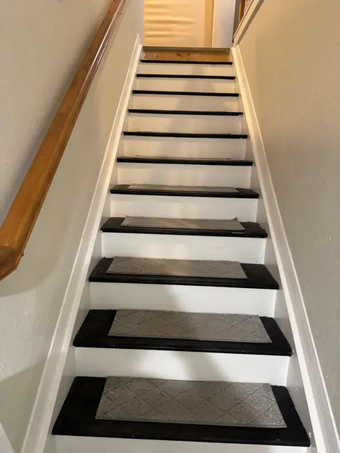 Upper flight of the staircase, before